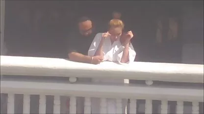 Πυραυμένος ρωσικός fucker σκληρά fucks μια νεεσ ελληνικεσ τσοντεσ γυναίκα σε δημόσιο χώρο
