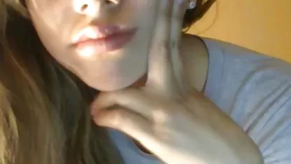 Brunette και ξανθιά αγκαλιά και φιλί ελληνικεσ τσοντεσ ταινιεσ ζεστό