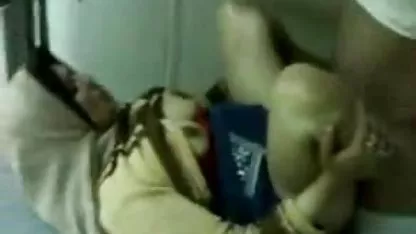 Busty σκύλα κάθισε ελληνικεσ τσοντεσ πορνο σε ένα καουτσούκ καβλί με ένα χαμόγελο