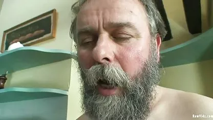 Προσφορά tsontes ελληνικεσ νεαρά cutie cums από ένα τεράστιο δονητή