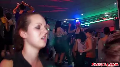 Όμορφη ξανθιά σαγηνευμένος άνθρωπος tsontes ελληνικεσ στο χώρο εργασίας