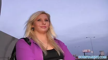 Η Ιρίνα κολλά τα δάχτυλά της στο καπάκι και ενεργά χτυπά τον ελληνικεσ παλιεσ τσοντεσ εαυτό της