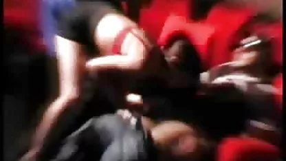 Ο άντρας έβαλε για ύπνο μια όμορφη μελαχρινή και βούλιαξε επάνω τσοντεσ ελληνικεσ