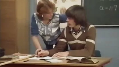 Η ρωσική υπάκουη γυναίκα χτυπάει με ένα χαμόγελο στη ελληνικεσ ταινιεσ τσοντεσ φωτογραφική μηχανή