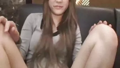 Busty MILF τσοντεσ ερασιτεχνικεσ ελληνικεσ clinks με ένα μυώδες νεαρό άντρα