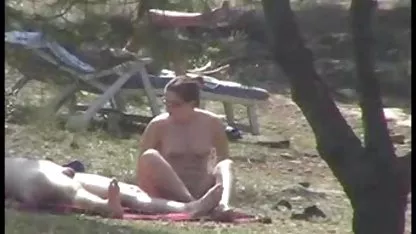 Η ηλικιωμένη γυναίκα elinikes palies tsontes παραδόθηκε σε έναν νεαρό