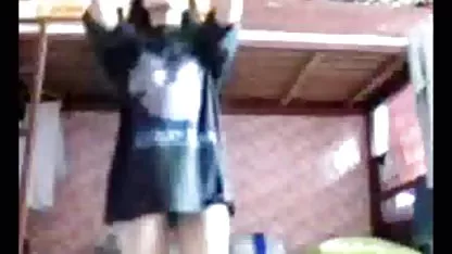 Η ώριμη θεία που διαδίδει τα πόδια της, λάμπει μουνί και καλεί τον σύζυγό της παλιεσ ελληνικεσ τσοντεσ να κάνει σεξ