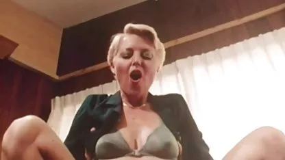 Το MILF με σέξι ελληνικεσ τσοντεσ χχχ σώμα παίρνει επανειλημμένα έναν οργασμό