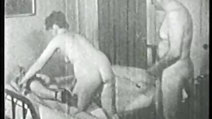 Η sirina ελληνικεσ τσοντεσ ξανθιά χτυπά γλυκά ένα μέλος, και στη συνέχεια κοίτα σε μια τρύπα.