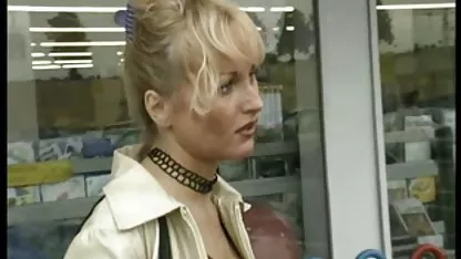 Η Gloria απορροφά ένα δονητή με κρέμα palies elinikes tsontes μέσα από μια τρύπα στον τοίχο